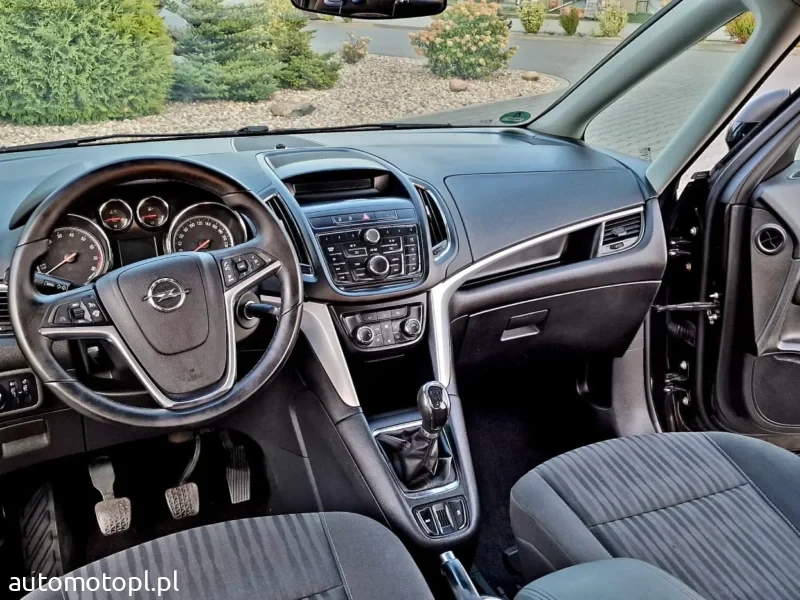 opel zafira 7 osobowa 2012r b. 140kw 180tyś km