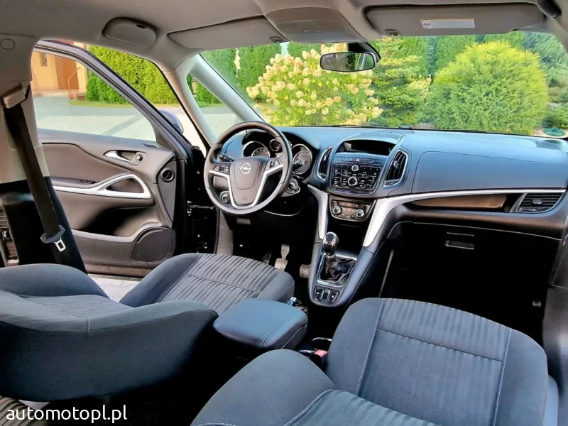 opel zafira 7 osobowa 2012r b. 140kw 180tyś km